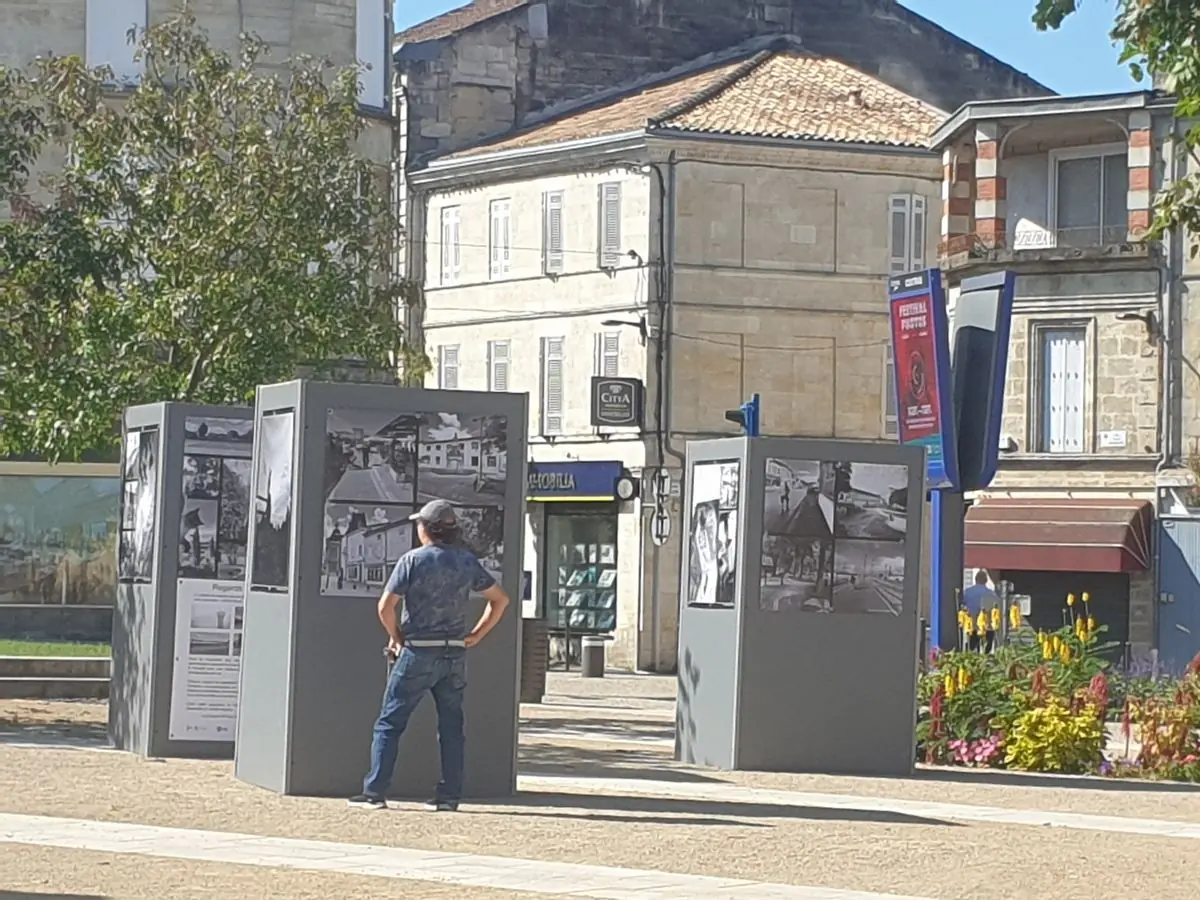 Exposition sur bâches, en plein air.