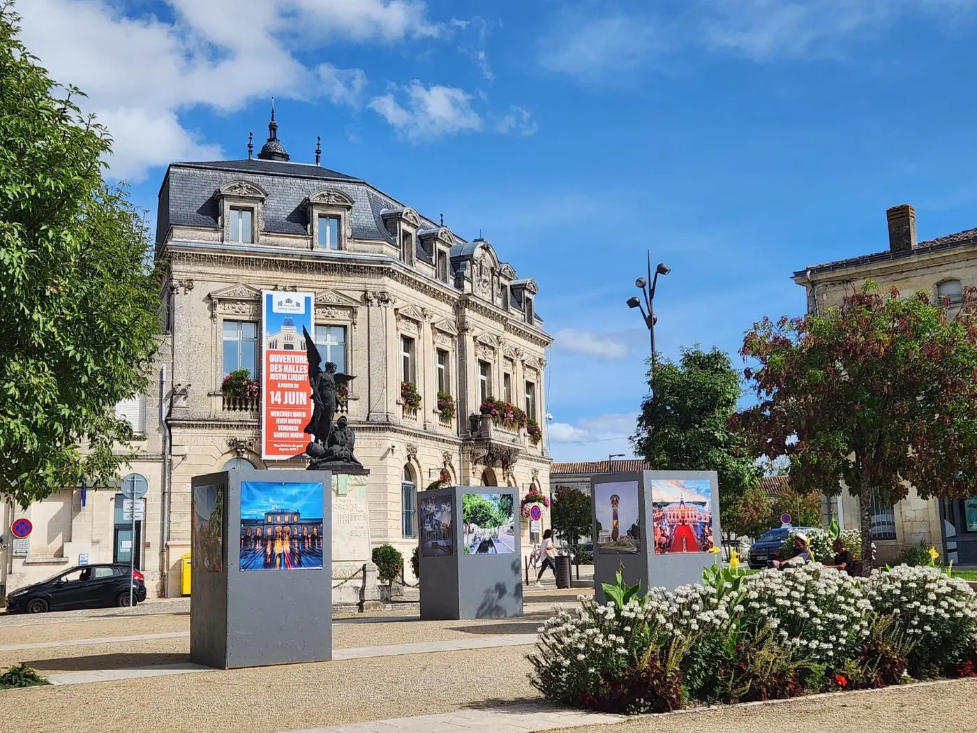 Installation publique — place de la mairie, Coutras.
